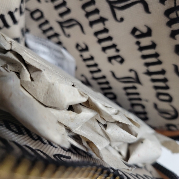 NWT JUICY COUTURE French Latte Heart Zip Around Wristlet - Picture 8 of 9